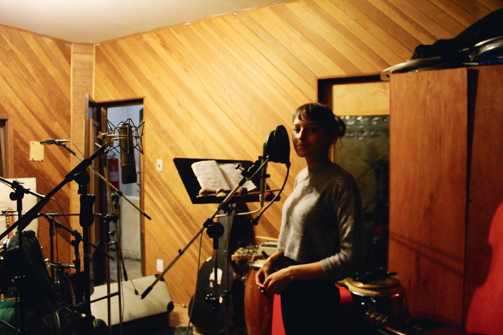 Em estúdio durante a gravação do álbum Pitanga, em 2011