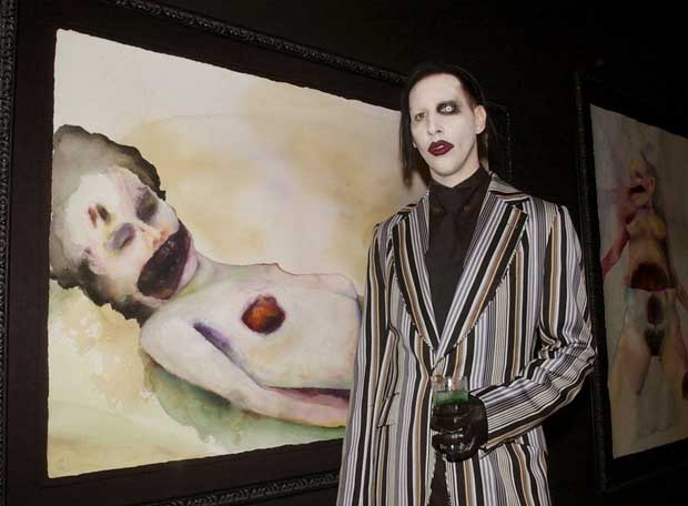 Marilyn Manson - Quando a música e os shows exuberantes de sua banda não eram mais uma válvula de escape grande o suficiente para sua angústia, o frontman partiu para as telas e foi bem recebido no circuito da arte
