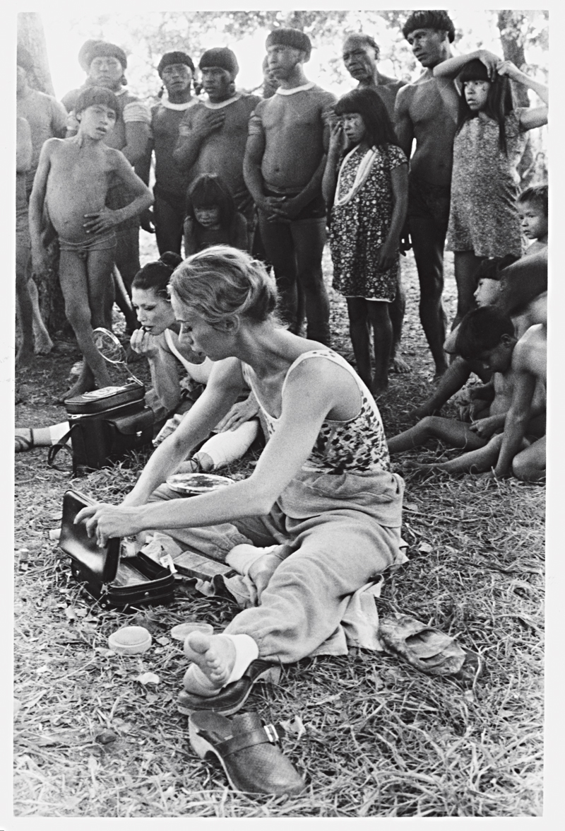 A bailarina se maquiando antes de se apresentar no Xingu, em 77