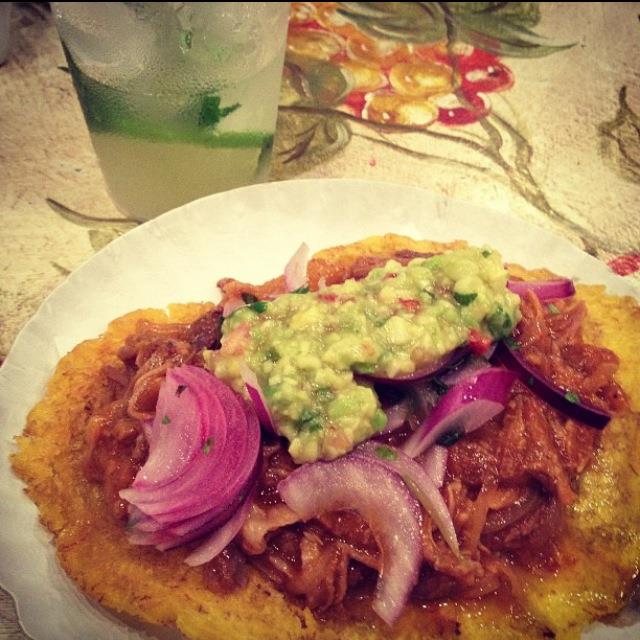 Comida colombiana e peruana em São Paulo com gostinho e jeito de feito em casa. Assim é o restaurante Sabores de Mi Tierra, que fica em uma rua sem saída no bairro de Pinheiros. Durante o dia funciona como fábrica de Arepas -uma comida típica da Colômbia. E você pode comprá-las congeladas para fazer em casa. Nas noites de segunda a sábado, a partir das 18h30, funciona como restaurante cheio de luzinhas penduradas e um ar super aconchegante, além dos preços amigáveis. Vai lá: R. Lisboa, 971 - Pinheiros - Tel (11) 3083-3114