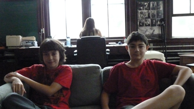 Meninos no common room da North Star, EUA, esperando a próxim aula