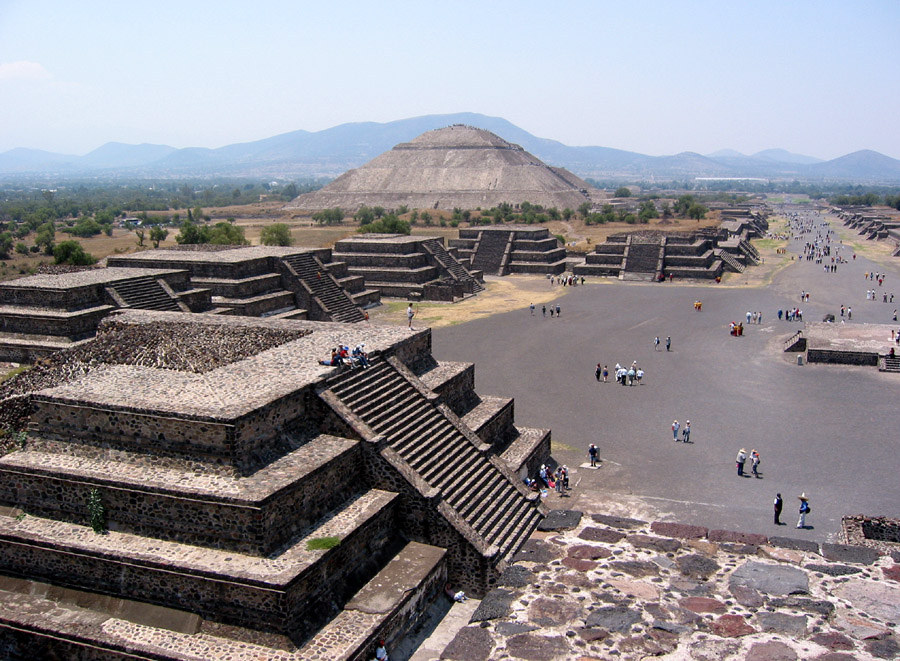 TEOTIHUACAN - O sítio arqueológico mais visitado do México, com suas pirâmides, palácios e templos, distante apenas 40 quilômetros da Cidade do México, representa a cultura anciã de mais de 20 séculos, mas também abriga uma loja da Bodega Aurrera – parte da rede Wal-Mart – a 1 quilômetro de seus templos. O lugar já não era dos mais conservados (apesar de ter sido declarado Patrimônio da Humanidade pela Unesco em 1987, antes de Machu Picchu), mas talvez tenha aberto demais as pernas