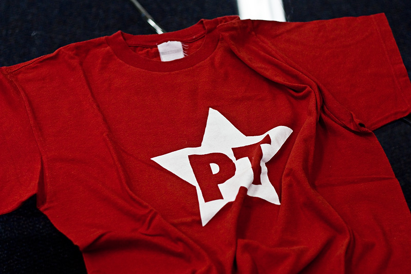 A clássica camiseta vermelha do Partido dos Trabalhadores