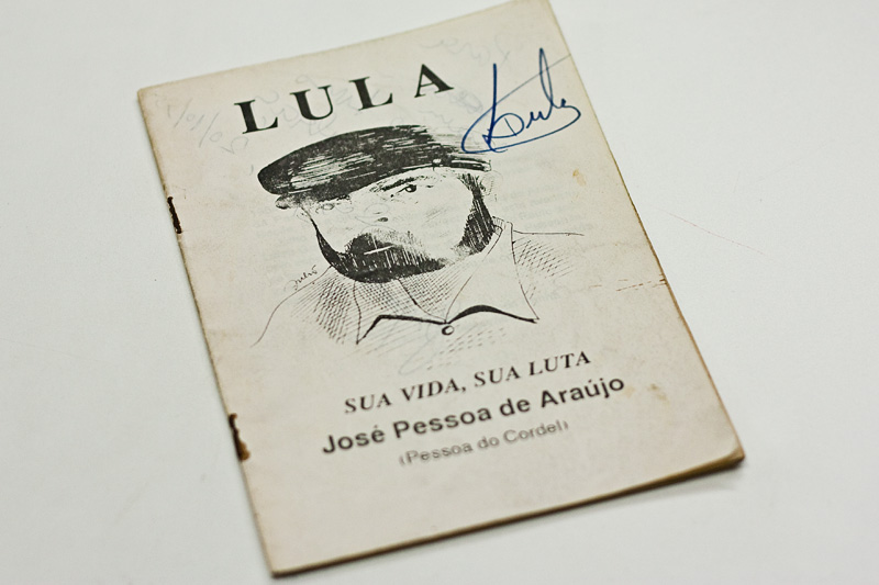 Cordel em homenagem ao Presidente Lula, detalhe, o dono da relíquia ganhou até autógrafo do próprio