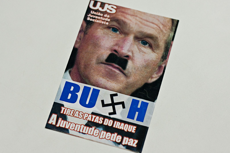 Panfleto da União da Juventude Socialista odiando Bush