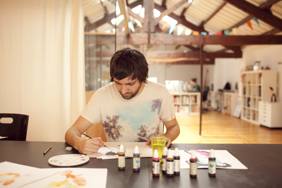 Conrad colorindo em seu ateliê em Barcelona