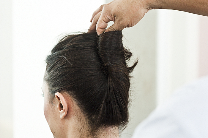 Depois que enrolar tudo, prenda com os 2 grampinhos do começo do passo a passo.  Coloque um por cima do coque, e um por baixo. Eles somem no cabelo, pode acreditar que não vão ficar aparecendo