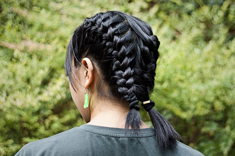 Sexta-feira: Estou deixando meu cabelo crescer e ele está bem naquele tamanho péssimo... Prefiro prender. A Dani Martins da redação da Natura é a trançadora oficial da editora, ela faz todos os tipos possíveis... Falei pra ela que já tá na hora de começar a ganhar um dinheirinho com isso (hahaha)