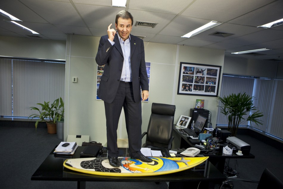 Eduardo Paes (prefeito do Rio) surfa na mesa de seu gabinete