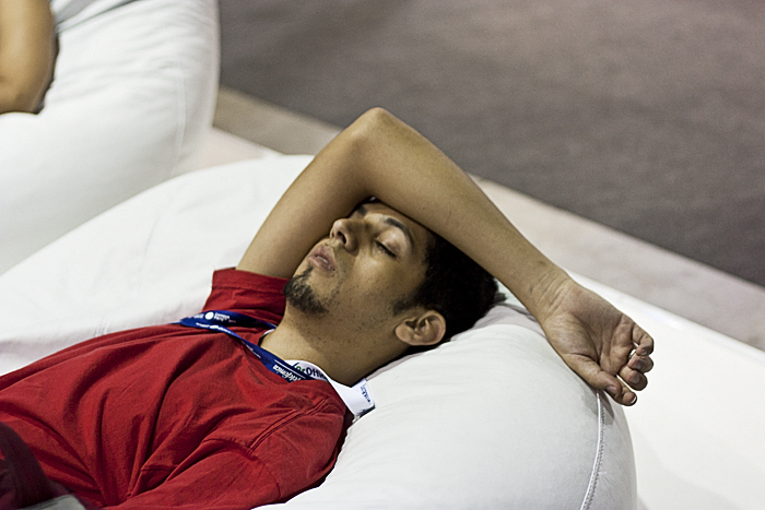 No meio da Campus Party, campuseiros tiram soneca