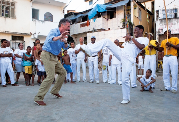 O Phyton Michael Palin enfrenta o desafio de capoeira no Rio de Janeiro