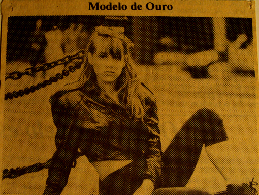 Modelo de Ouro 'Essa eu quase não confessei... Nos anos 90, fiz estágio com um fotógrafo e, às vezes, também ia pra frente das câmeras. Ele mandou a foto pro jornal sem me avisar. Aonde eu me escondo?'