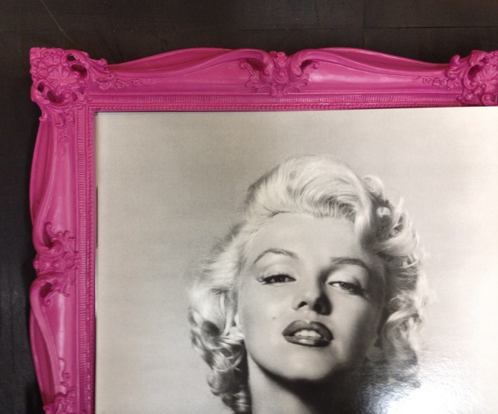 Clássica com entalhe e pintura pink dá um ar moderno à peça. Fast Frame (www.fastframe.com.br)