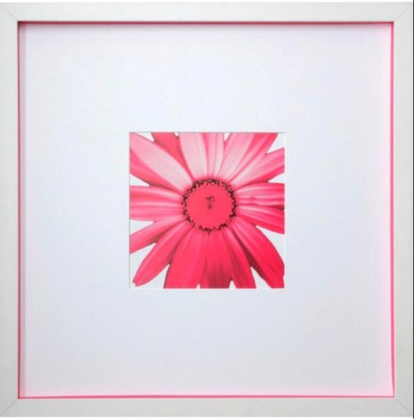 Moldura caixa branca com espessura em cartão rosa e paspatur branco para destacar ton rosa da foto. Moldura Minuto (www.molduraminuto.com.br)