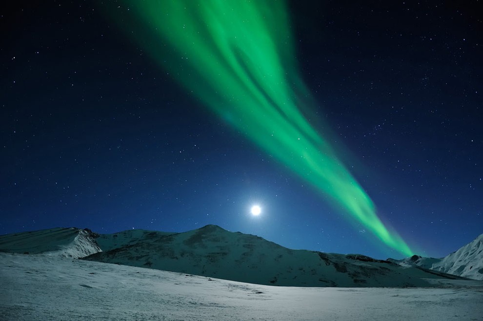 Nascer da lua sobre a Aurora Boreal