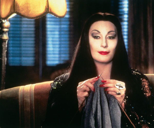 Se você faz o estilo Mortícia, prepare o seu longo preto e decotado, deixe o seu cabelo escorrido e exagere no batom vermelho: o clássico terror da Família Addams nunca vai sair de moda no Halloween