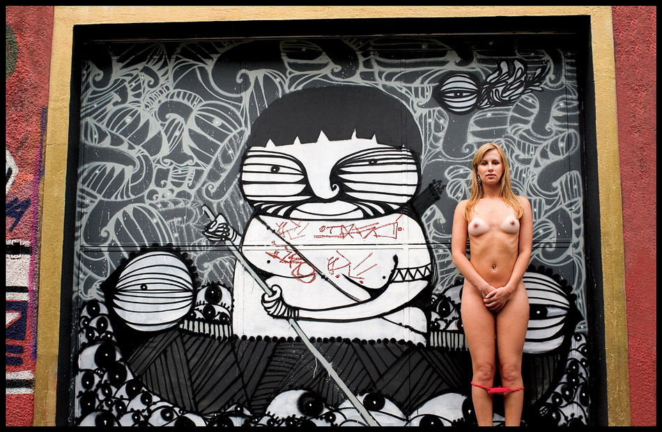 Na Vila Madalena (SP), amiga de Mendes posa nua em frente a mural