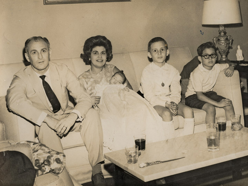 Sergio (de óculos, à dir.) com o pai, Edgard, a mãe, Leila, o irmão, Claudio, e a irmã, Carla (no colo da mãe)