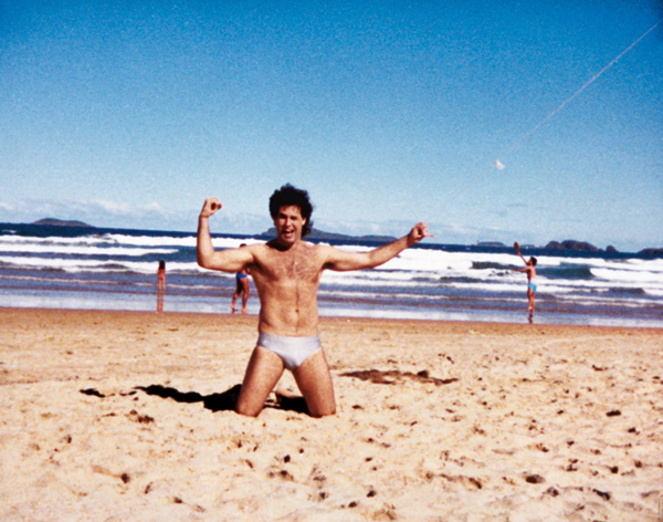 Feliz da vida na praia da Barra, em 1997, na época em que não se preocupava com a barriga nas fotos