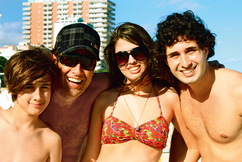 Sergio, em imagem recente, com os filhos Edgard, Stephanie e Sergio Tadeu na praia do Pepê