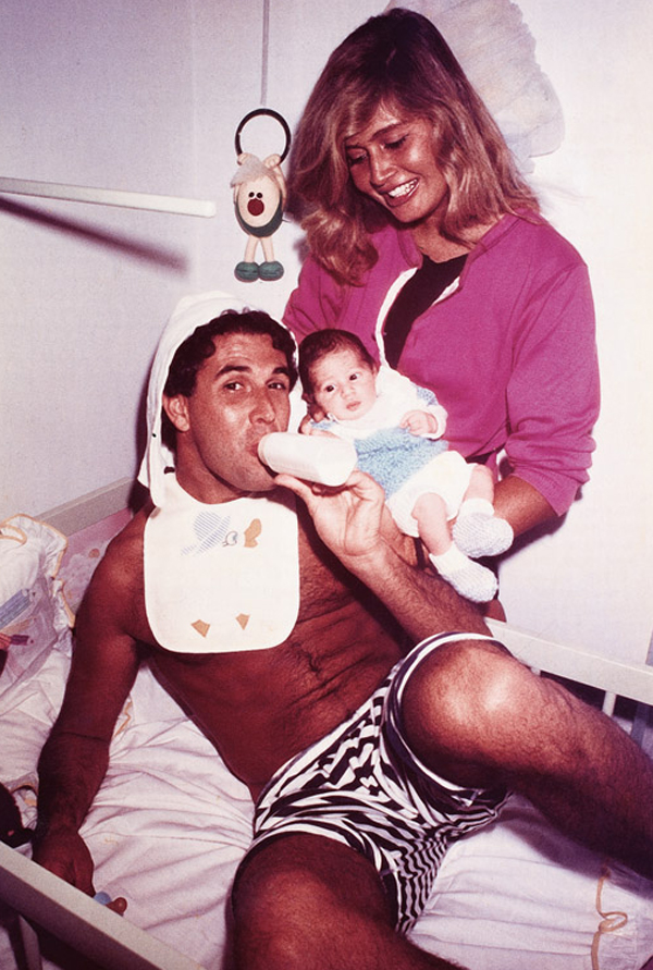 Fazendo palhaçada com a ex-mulher Mary Mallandro, em 1985, logo após o nascimento do filho Serginho Tadeu
