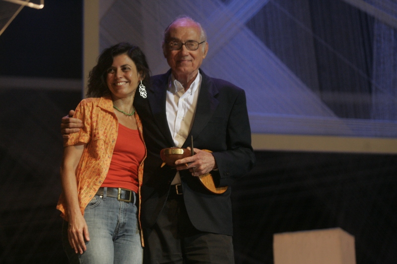 O arquiteto Lelé, grande vencedor da noite, recebe de sua filha o Prêmio Vida Transformadora