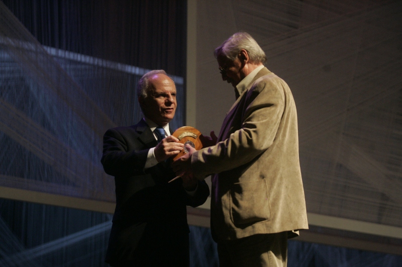 O fundador do Boticário, Miguel Kirgsner, entrega o prêmio a Ladislau Dowbor