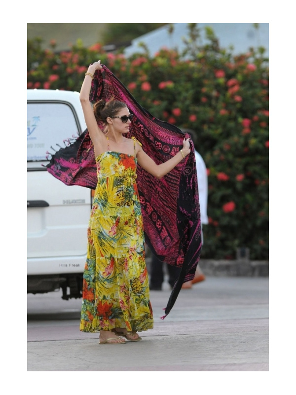 Vestido longo colorido. Nada melhor que sair da praia e não ter que voltar para casa para trocar de roupa. O vestido usado pela americana Olivia Palermo é perfeito para esses momentos.