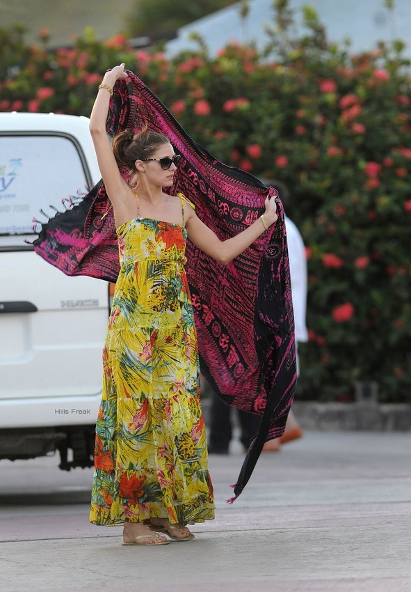 Vestido longo colorido. Nada melhor que sair da praia e não ter que voltar para casa para trocar de roupa. O vestido usado pela americana Olivia Palermo é perfeito para esses momentos. A canga é o verdadeiro multiuso da praia. Serve pra se deitar, como saída de banho, como bolsa e pra se proteger do vento no final da tarde