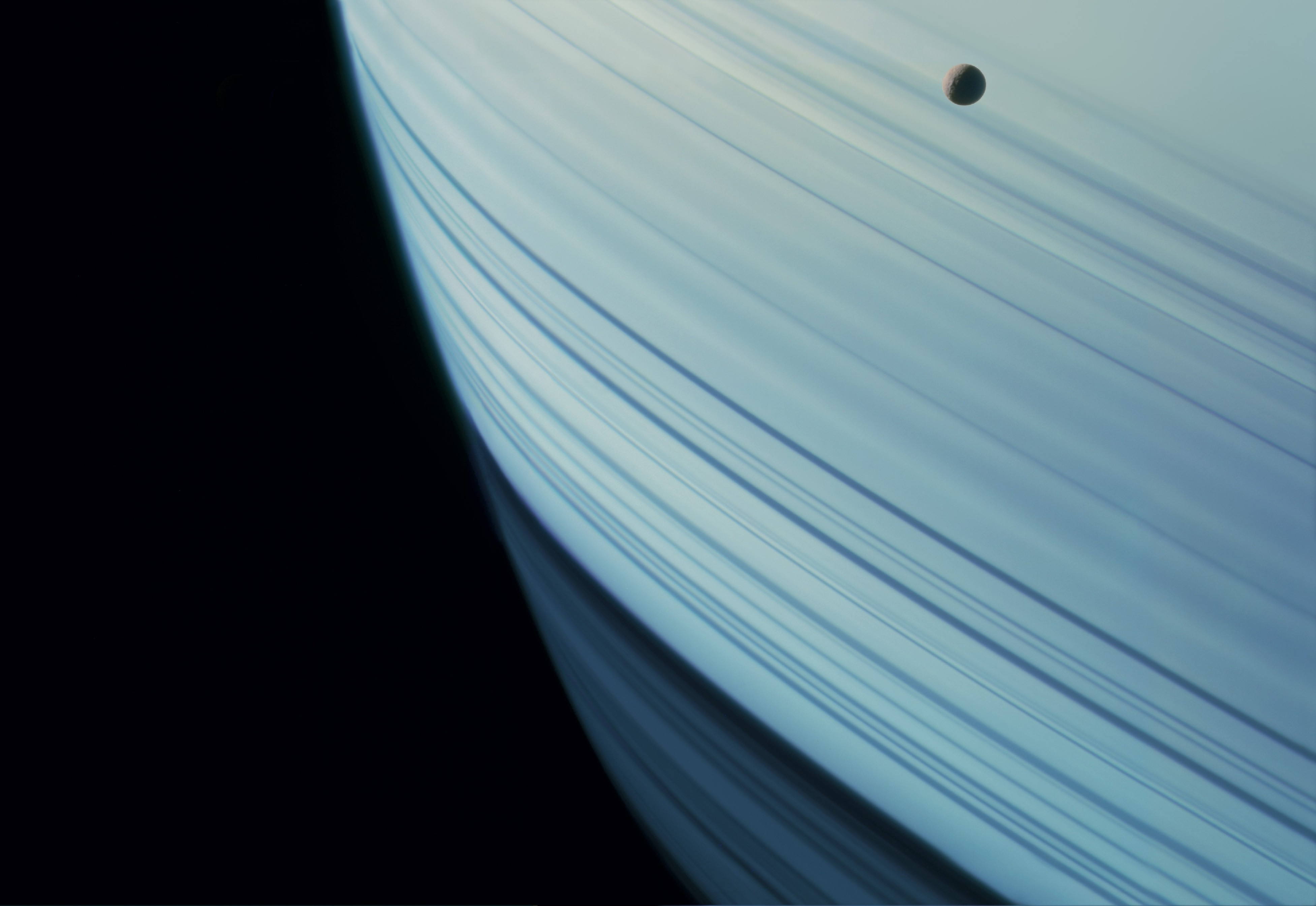 A pequena lua Mimas em seu trânsito diante de Saturno