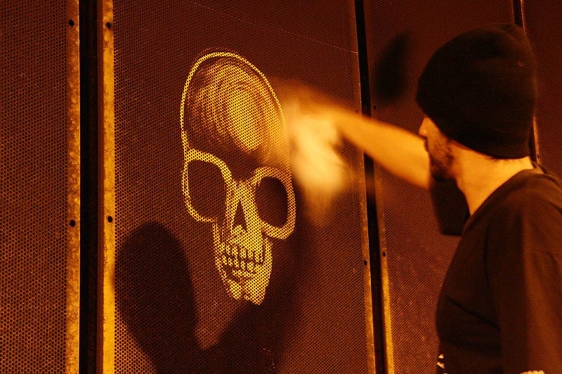 Com um pano, o artista desenhou os crânios limpando o túnel