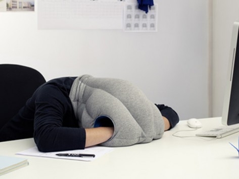 Ostrich Pillow - Aquela história de virar avestruz é possível, figurativamente, com esse travesseiro. Seu formato permite que cabeça e mãos se escondam confortavelmente sobre a mesa do trabalho, por exemplo. A soneca pode até ser garantida, bem ao contrário da discrição.