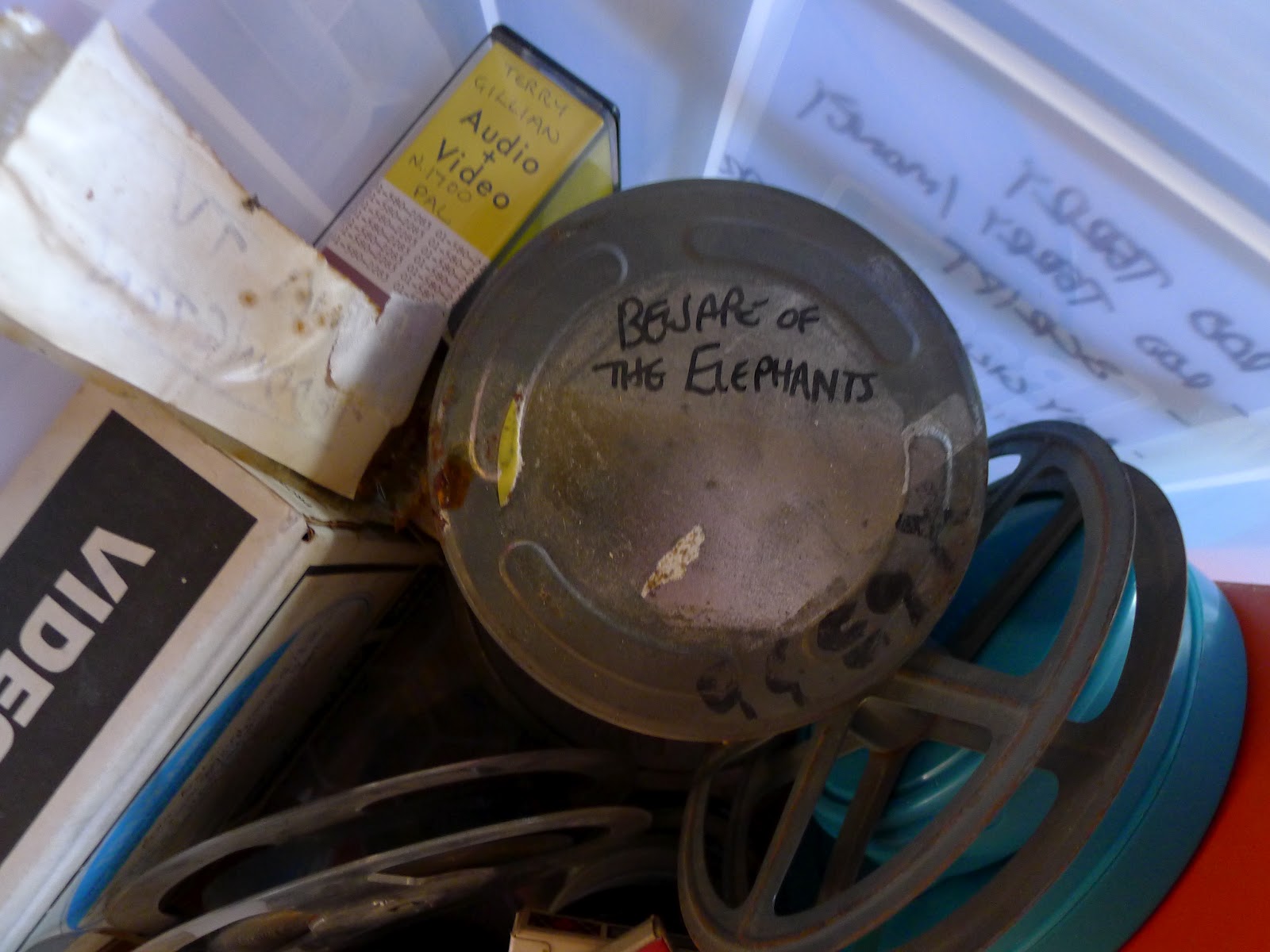 Rolo de filme com o curta produzido por Gillian antes da fama, o Beware of the Elephant
