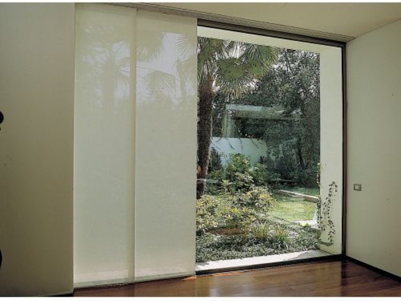 Cortina Modelo Painel em tecido Panamá, uma tela de proteção solar que permite a vista (Luxaflex por Duetto Decorações – www.duettodecoracoes.com.br)