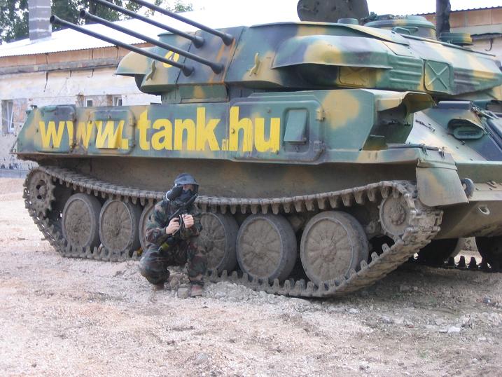 Sessão de paintball entre os tanques