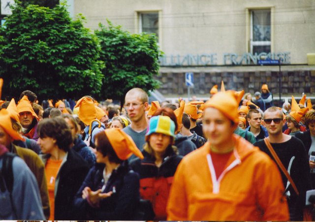 Wroclaw é tomada pelos duendes laranjas em 2000