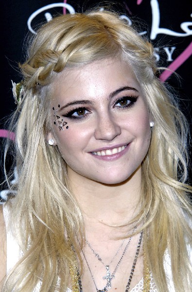 Meio preso com tranças laterais - Bem simples de fazer, o penteado da cantora Pixie Lott pode ser usado tanto em uma festa mais informal, como para algo mais arrumado e pomposo