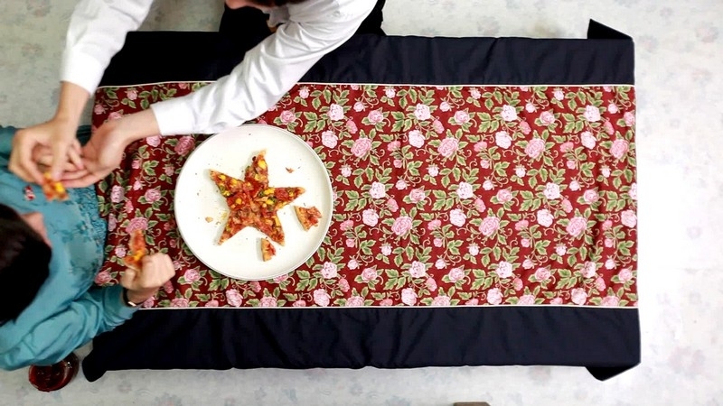 Toalha de mesa e prato com pizza fazem brincadeira com a bandeira do país