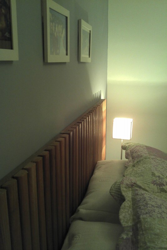 Placas de deck 1.00x.50cm fixadas na parede com parafusos. Roupa de cama da Empório do Enxoval