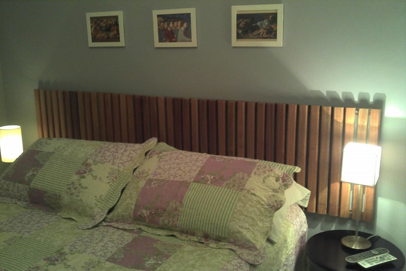 Placas de deck 1.00x.50cm fixadas na parede com parafusos. Roupa de cama da Empório do Enxoval