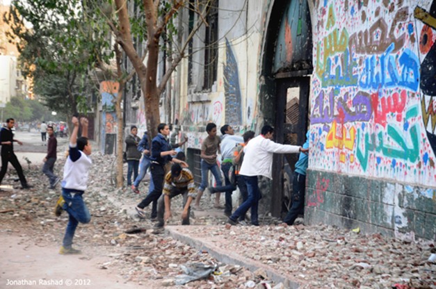 Manifestantes atacam a polícia dentro de escola no Cairo (26/11)