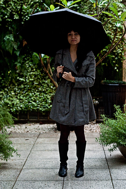 Quarta-feira: Ganhei esse casaco da minha mãe, é meio antigo, não tem marca... // Guarda chuva Acervo, Sobretudo Acervo Bota Shoestock