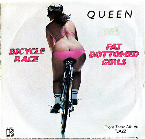 6: Queen - Bicycle Race/Fat Bottom Girls (1978): Lançado como single do álbum Jazz, o 7 polegadas está longe de ser o maior hit da estrelada carreira de Freddy Mercury e companhia. Mesmo assim, as duas faixas estão entre as favoritas dos fãs do grupo britânico