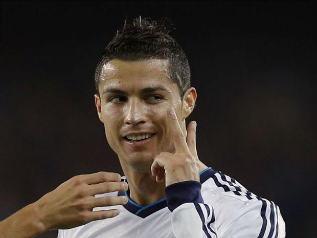 O atacante Cristiano Ronaldo segurou as pernas em US$ 132 milhões