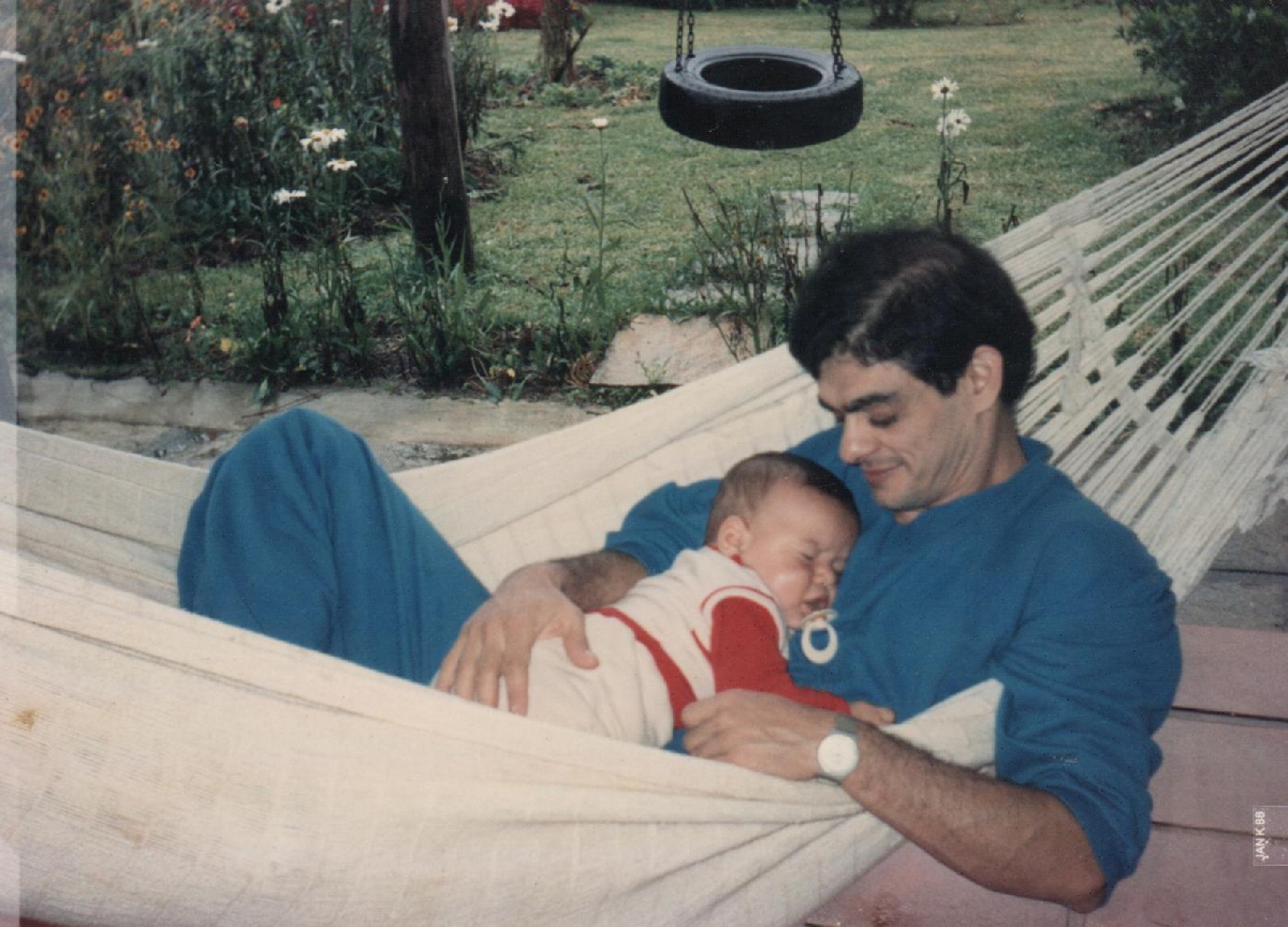 Em 1987, no sitio dos páis em Teresópolis (RJ) com o filho aos 6 meses