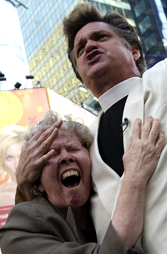 Reverendo Billy emociona fiel na Times Square, em Nova York