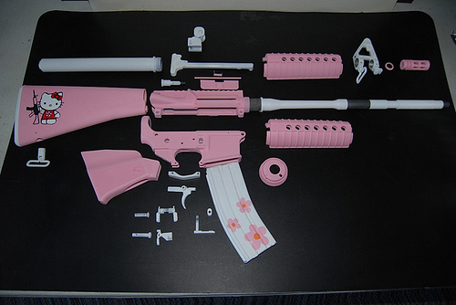 Rifle - o AR-15 todo trabalhado no rosa, para você que AMA a Hello Kitty