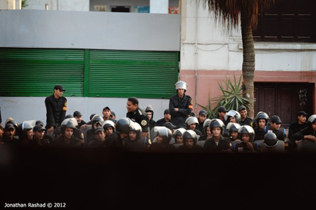 Tropa de choque aguarda no interior da escola Lycee, no centro do Cairo (26/11)