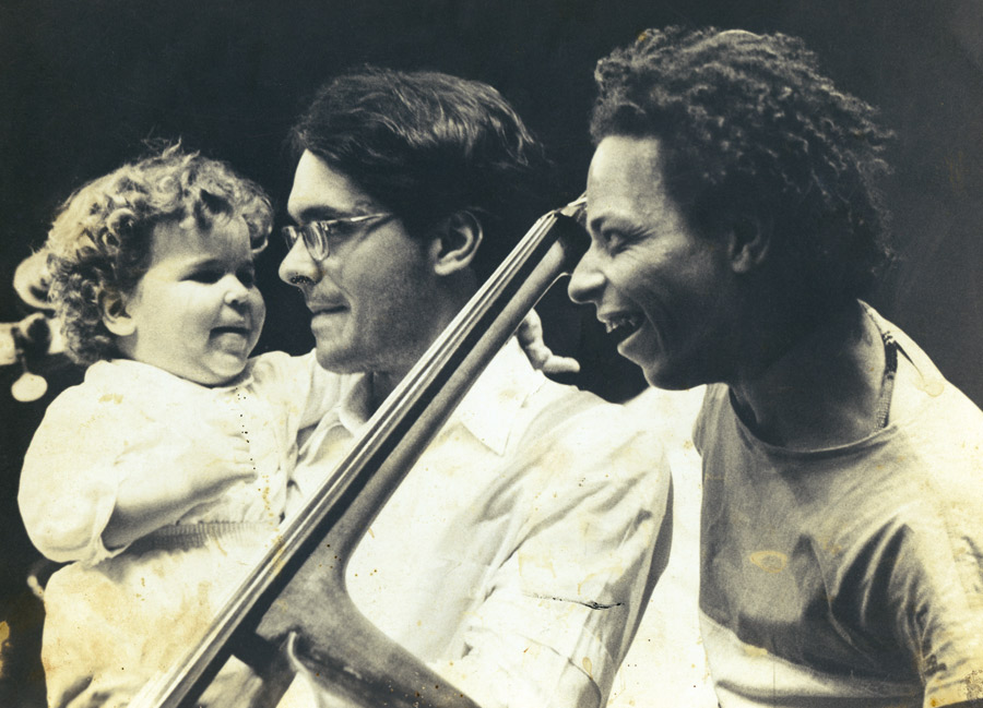 Com o pai, o músico baiano Renato Matos (à dir.); no colo do contrabaixista Alex Queiroz