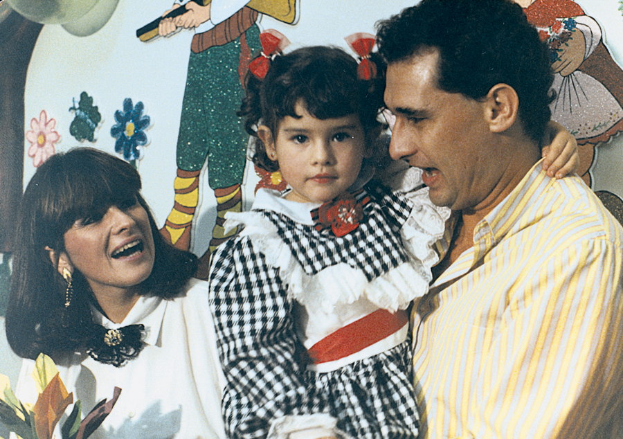 No aniversário de 4 anos, com a mãe, Maria do Carmo, e o pai,  Álvaro José, comentarista esportivo